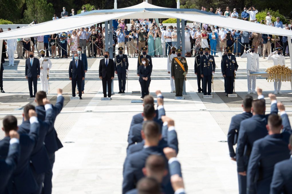 Παρουσία ΥΕΘΑ Νικόλαου Παναγιωτόπουλου στην τελετή ορκωμοσίας νέων Ανθυποσμηναγών στη Σχολή Ικάρων υπό την ΠτΔ