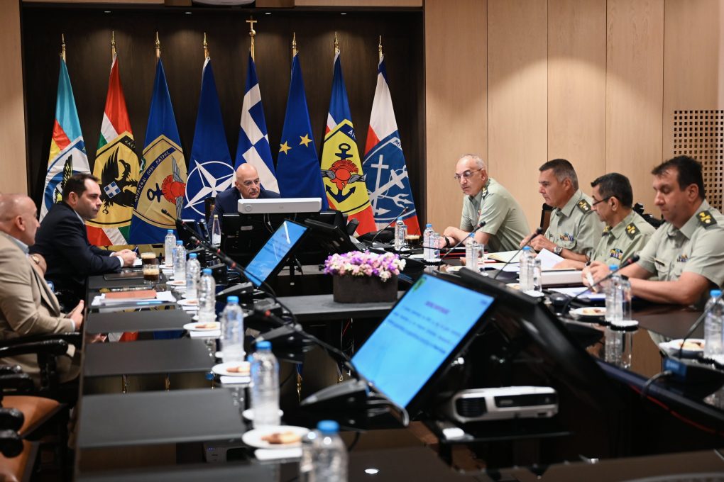 Συνάντηση του Υπουργού Εθνικής Άμυνας Ν. Δένδια με τον Υφυπουργό Εθνικής Οικονομίας και Οικονομικών, αρμόδιο για τη Δημοσιονομική Πολιτική, Θ. Πετραλιά