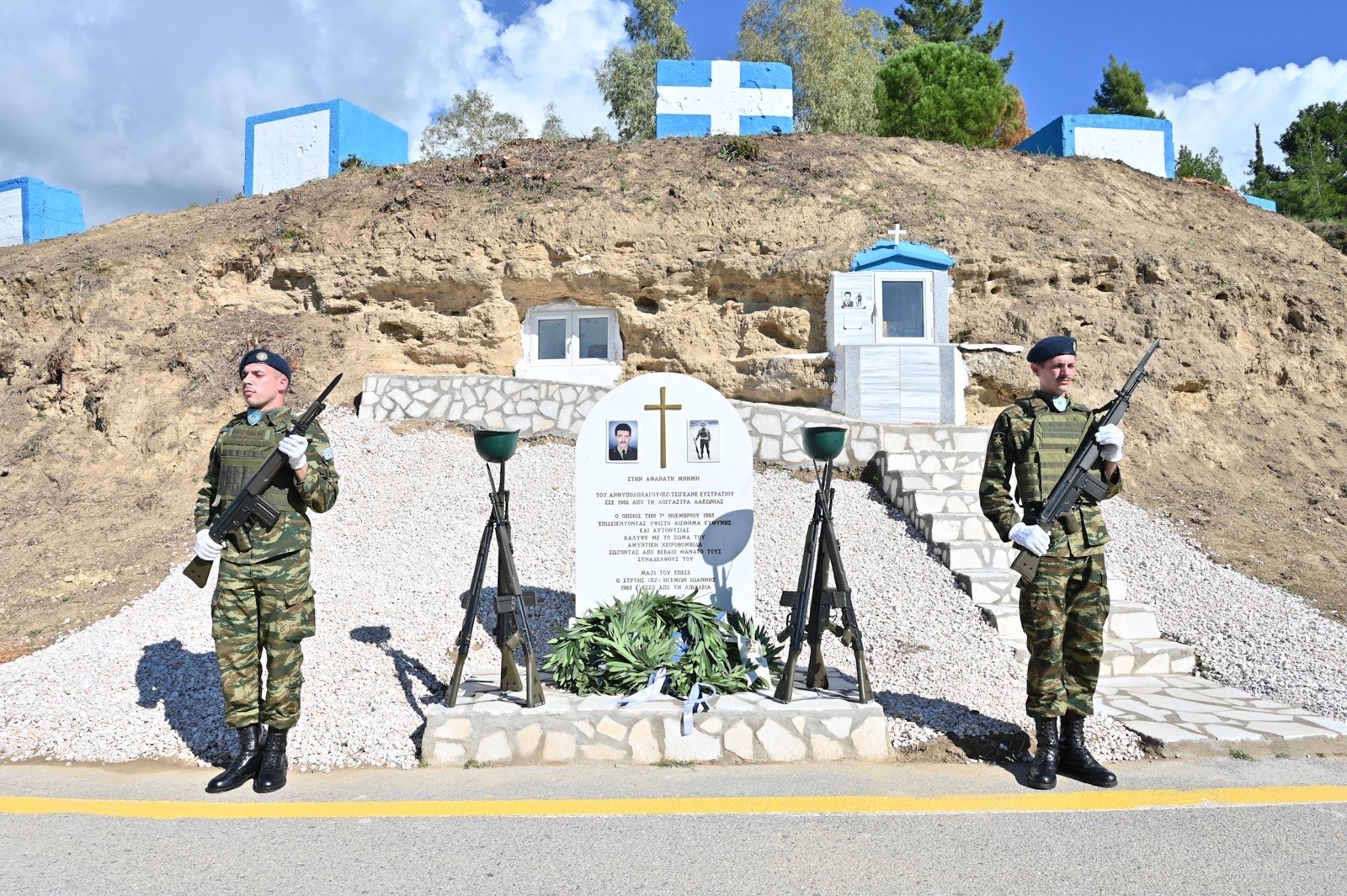 Παρουσία ΥΦΕΘΑ Θανάση Δαβάκη στο τρισάγιο του Ανθυπολοχαγού (ΠΖ) Ευστρατίου Τσιγκανέ και του Στρατιώτη (ΠΖ) Ιωάννη Ηγεμόνα και επίσκεψη στην 120 ΠΕΑ