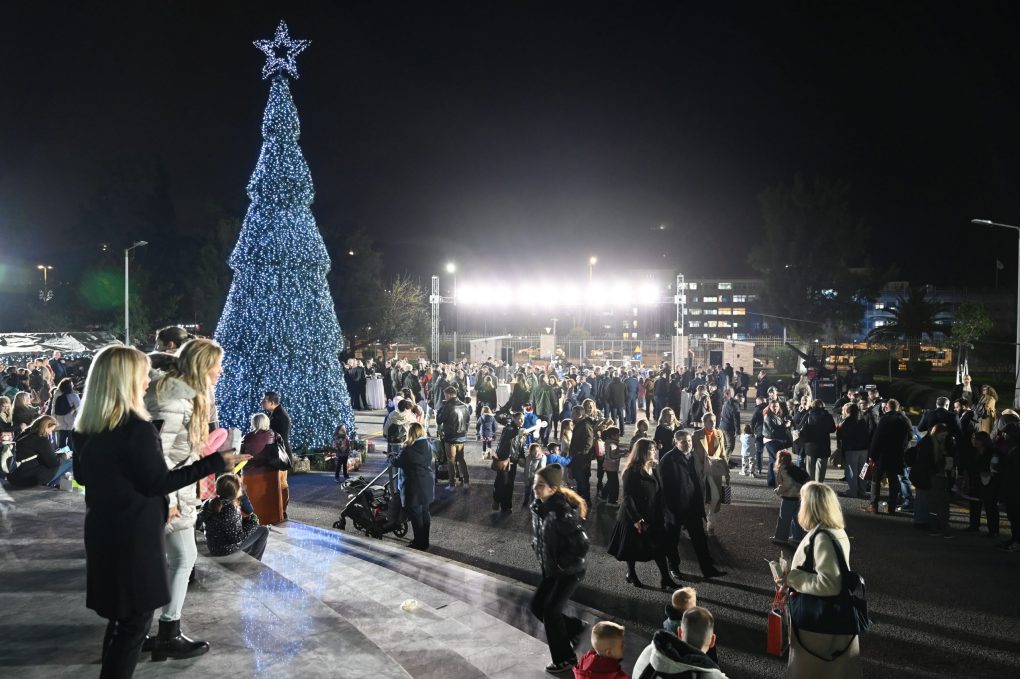 Παρουσία ΥΕΘΑ Νίκου Δένδια στη φωταγώγηση του χριστουγεννιάτικου δέντρου στο Στρατόπεδο «ΠΑΠΑΓΟΥ»