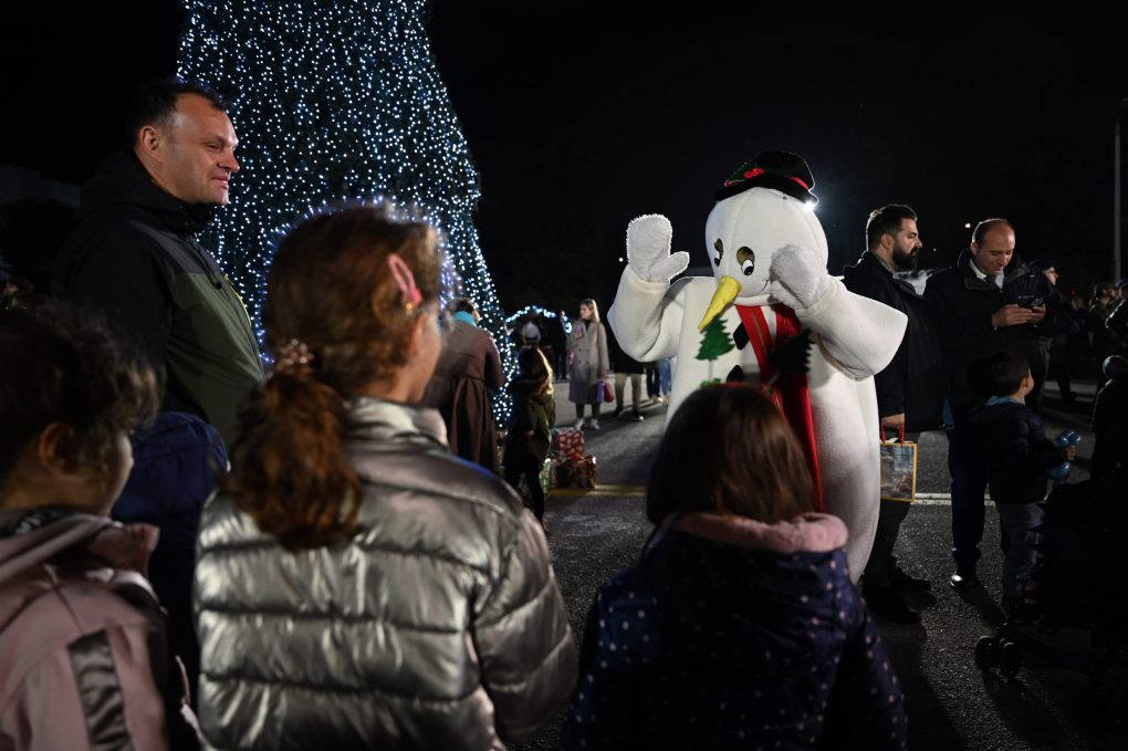 Παρουσία ΥΕΘΑ Νίκου Δένδια στη φωταγώγηση του χριστουγεννιάτικου δέντρου στο Στρατόπεδο «ΠΑΠΑΓΟΥ»