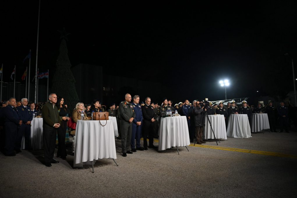 Παρουσία ΥΕΘΑ Νίκου Δένδια στη φωταγώγηση του χριστουγεννιάτικου δέντρου στο Στρατόπεδο «ΠΑΠΑΓΟΥ»