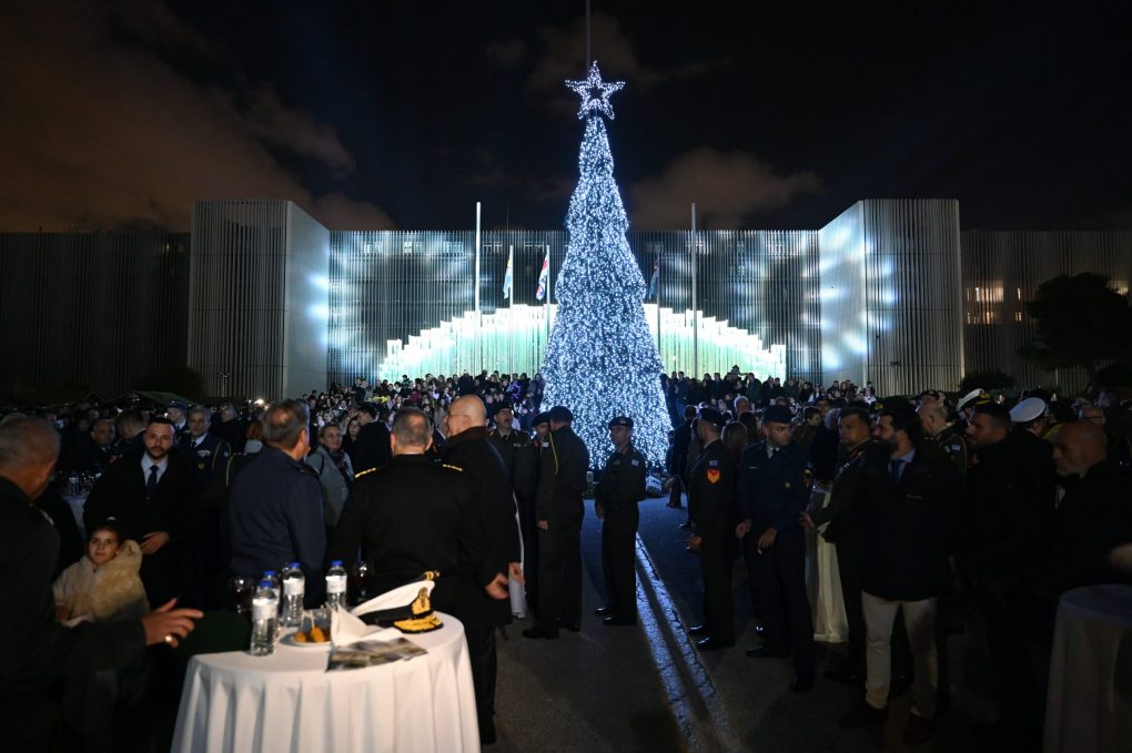 Παρουσία ΥΕΘΑ Νίκου Δένδια στη φωταγώγηση του χριστουγεννιάτικου δέντρου στο Στρατόπεδο «ΠΑΠΑΓΟΥ»