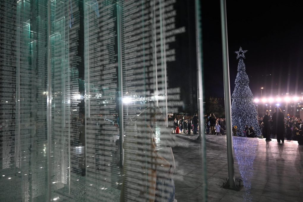Παρουσία ΥΕΘΑ Νίκου Δένδια στη φωταγώγηση του χριστουγεννιάτικου δέντρου στο Στρατόπεδο «ΠΑΠΑΓΟΥ»