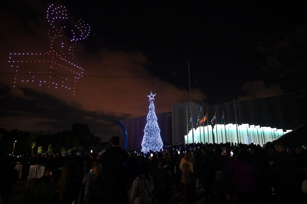 Παρουσία ΥΕΘΑ Νίκου Δένδια στη φωταγώγηση του χριστουγεννιάτικου δέντρου στο Στρατόπεδο «ΠΑΠΑΓΟΥ»