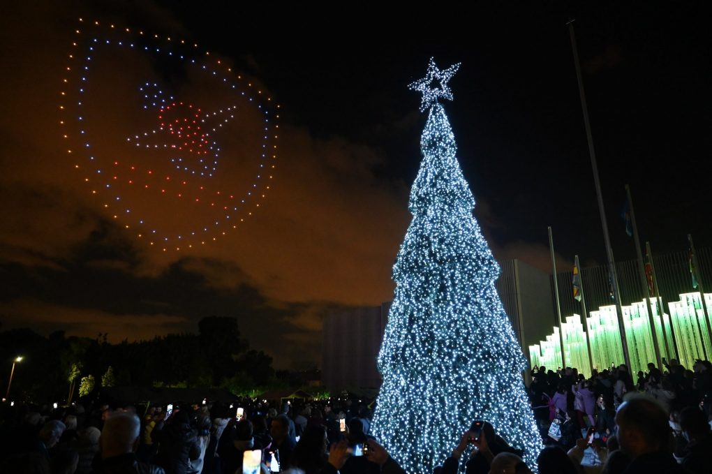 Παρουσία ΥΕΘΑ Νίκου Δένδια στη φωταγώγηση του χριστουγεννιάτικου δέντρου στο Στρατόπεδο «ΠΑΠΑΓΟΥ»