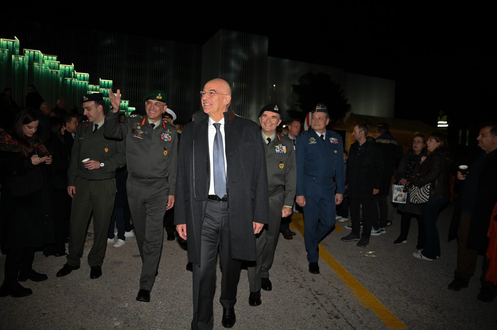 Παρουσία ΥΕΘΑ Νίκου Δένδια στη φωταγώγηση του χριστουγεννιάτικου δέντρου στο Στρατόπεδο «ΠΑΠΑΓΟΥ»