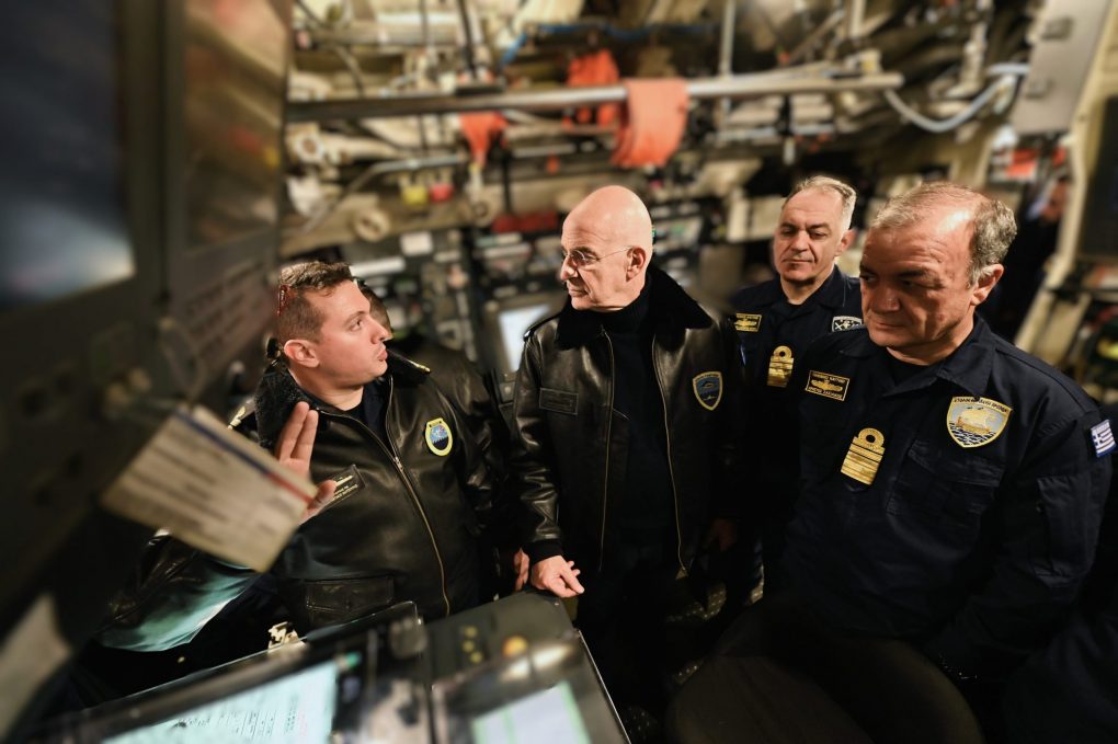 Ο ΥΕΘΑ Νίκος Δένδιας παρακολούθησε βολή νέου τύπου τορπίλης από το Υ/Β «ΠΙΠΙΝΟΣ»