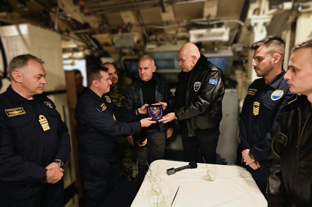 Ο ΥΕΘΑ Νίκος Δένδιας παρακολούθησε βολή νέου τύπου τορπίλης από το Υ/Β «ΠΙΠΙΝΟΣ»