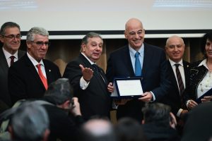 Παρουσία ΥΕΘΑ Νίκου Δένδια στην κοπή της πρωτοχρονιάτικης πίτας του Εμπορικού και Βιομηχανικού Επιμελητηρίου Πειραιώς – Αναγόρευση σε Επίτιμο μέλος του ΕΒΕΠ