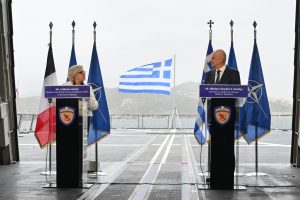 Συνάντηση ΥΕΘΑ Νίκου Δένδια με την Υπουργό Ενόπλων Δυνάμεων της Γαλλίας Catherine Vautrin στη Φρεγάτα «Κίμων»