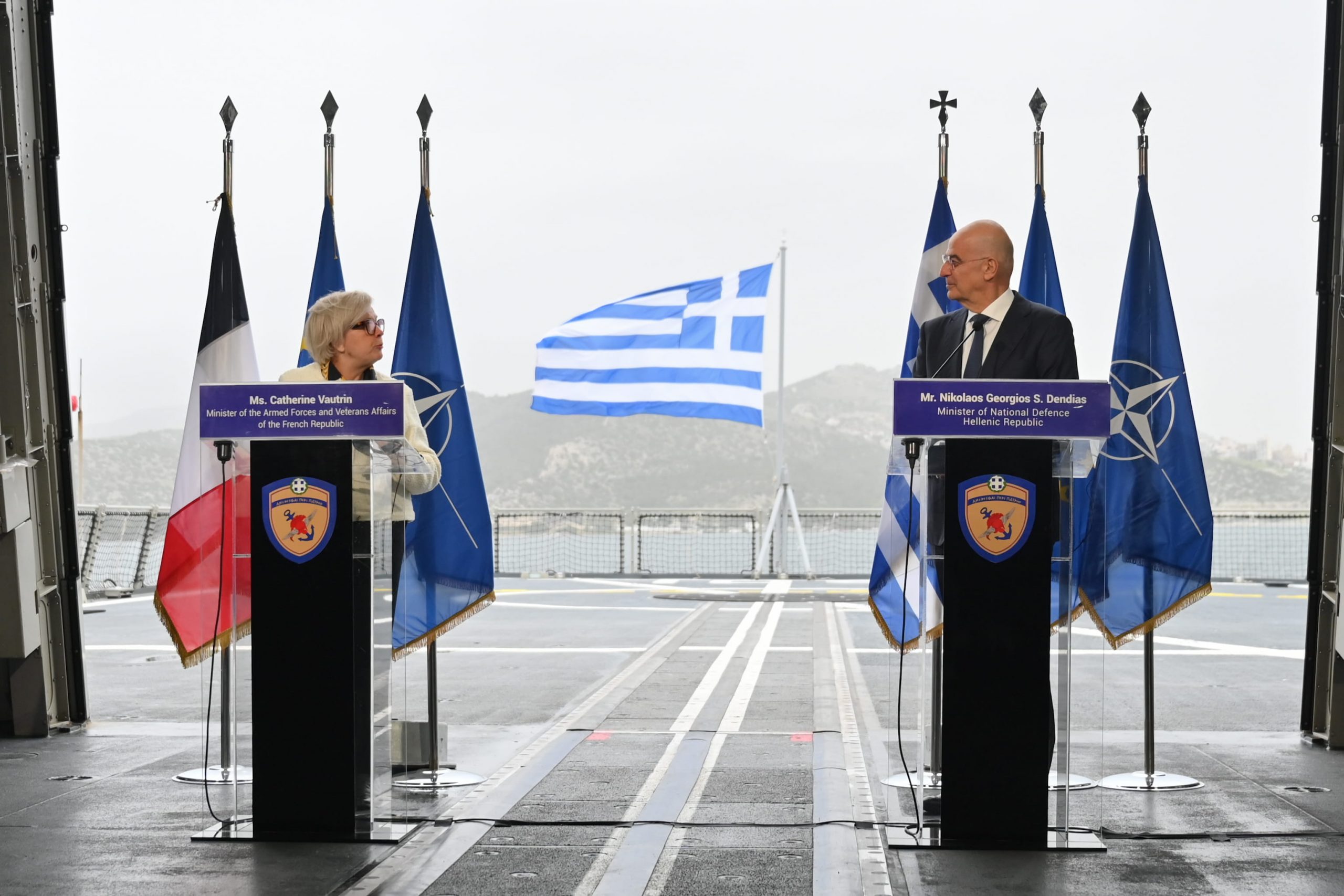 Συνάντηση ΥΕΘΑ Νίκου Δένδια με την Υπουργό Ενόπλων Δυνάμεων της Γαλλίας Catherine Vautrin στη Φρεγάτα «Κίμων»