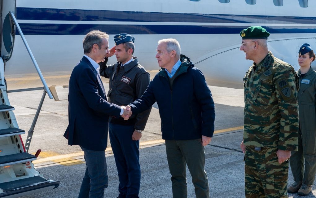 Συνοδεία του ΥΦΕΘΑ Θανάση Δαβάκη η επίσκεψη του Πρωθυπουργού Κυριάκου Μητσοτάκη στην 110 Πτέρυγα Μάχης στη Λάρισα