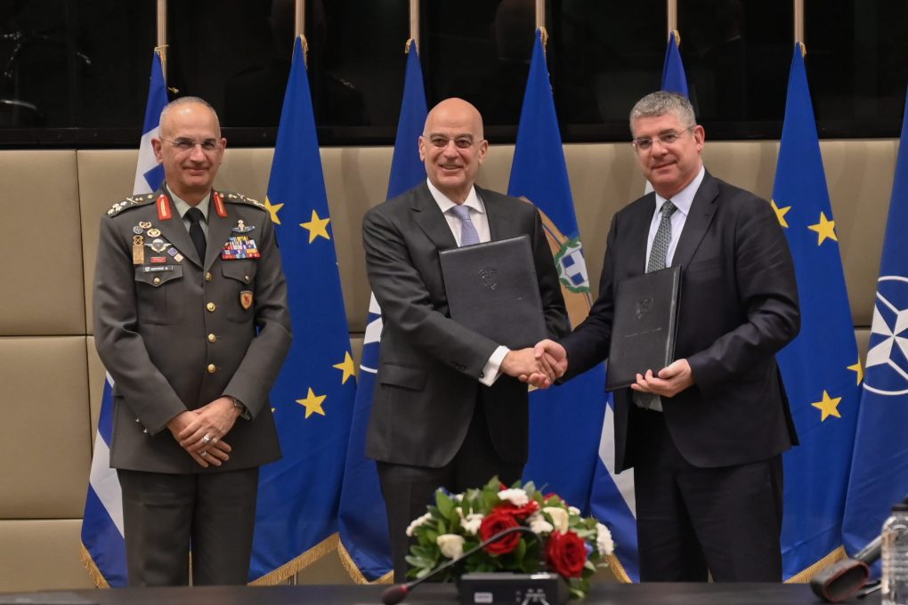 Ο ΥΕΘΑ Ν. Δένδιας υπέγραψε προγραμματική συμφωνία με τον αντιπρόεδρο της ΕΤΕπ Ι. Τσακίρη για έργα ενεργειακής αναβάθμισης σε 40 ενεργοβόρα στρατόπεδα