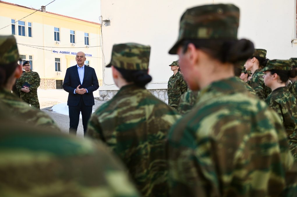 Επίσκεψη ΥΕΘΑ Νίκου Δένδια στο Κέντρο Εκπαίδευσης Νεοσυλλέκτων (ΚΕΝ) στη Λαμία