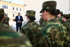Επίσκεψη ΥΕΘΑ Νίκου Δένδια στο Κέντρο Εκπαίδευσης Νεοσυλλέκτων (ΚΕΝ) στη Λαμία