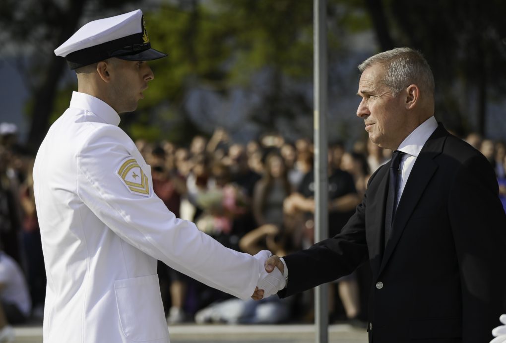 Απονομή πτυχίων από τον ΥΦΕΘΑ Θανάση Δαβάκη στην Ορκωμοσία Νέων Κελευστών και Λοχιών στη ΣΜΥΝ