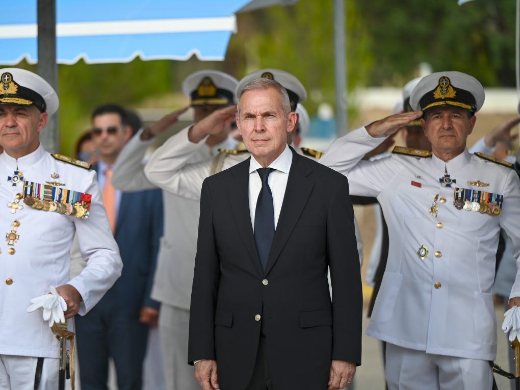 Απονομή πτυχίων από τον ΥΦΕΘΑ Θανάση Δαβάκη στην Ορκωμοσία Νέων Κελευστών και Λοχιών στη ΣΜΥΝ