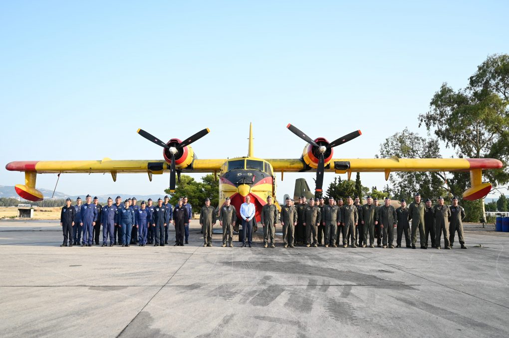 Επίσκεψη ΥΕΘΑ Νίκου Δένδια στη Μοίρα των Πυροσβεστικών Αεροσκαφών (355 ΜΤΜ) και τη Μοίρα Συντήρησης (ΜΣΑ) στην 112 ΠΜ, στην Ελευσίνα